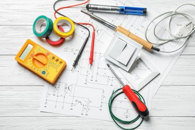 Ahşap arka plan üzerinde farklı elektrik araçları
