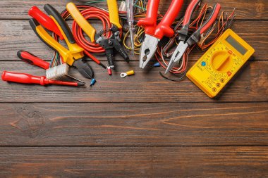 Ahşap arka plan üzerinde farklı elektrik araçları