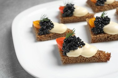 Lezzetli siyah havyar meze plaka üzerinde