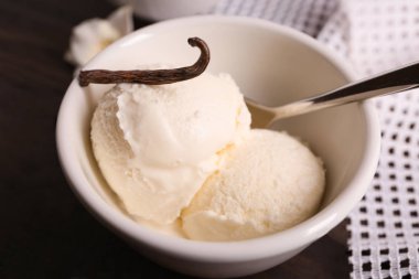 Tablo, closeup lezzetli vanilyalı dondurma ile kase