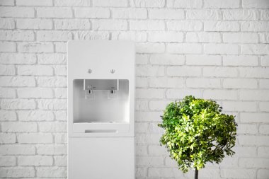 Modern su soğutucu yakınındaki duvara