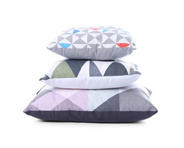 Beyaz arka plan üzerinde şık renkli yastıklar