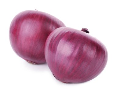 Beyaz arkaplanda kırmızı soğan