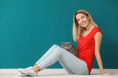 Renk duvara şirin evde beslenen hayvan kedi olan kadın