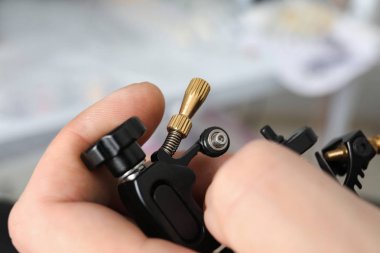 Makine, closeup ile profesyonel dövme sanatçısı