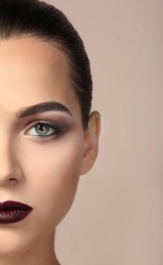 Açık renkli güzel makyaj kadınla. Profesyonel visage sanatçı çalışma