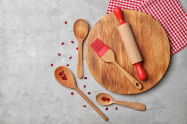 Ahşap mutfak eşyaları masada, üstten görünüm