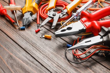 Ahşap arka plan üzerinde farklı elektrik araçları