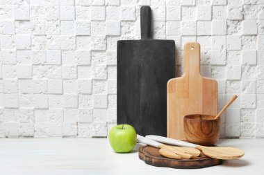 Mutfak eşyaları ve beyaz duvar karşı masada elma