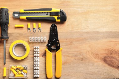 Ahşap arka plan üzerinde farklı elektrik araçları