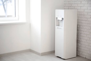 Modern su soğutucu yakınındaki duvara