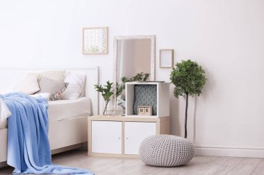 Rahat yatak odası iç gardırop kullanılan raf ünitesi ile