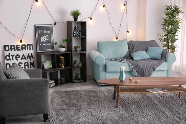 Elegant vardagsrum inredning med bekväma soffa och bord — Stockfoto