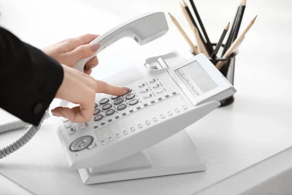 Donna che utilizza telefono fisso in ufficio, primo piano — Foto Stock