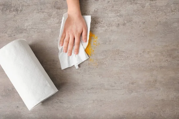 Vrouw afvegen tafel met papieren handdoek — Stockfoto