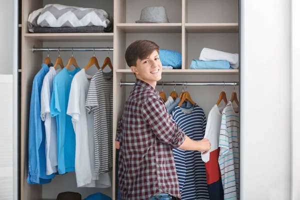 Adolescente Che Sceglie Vestiti Armadio Casa — Foto Stock