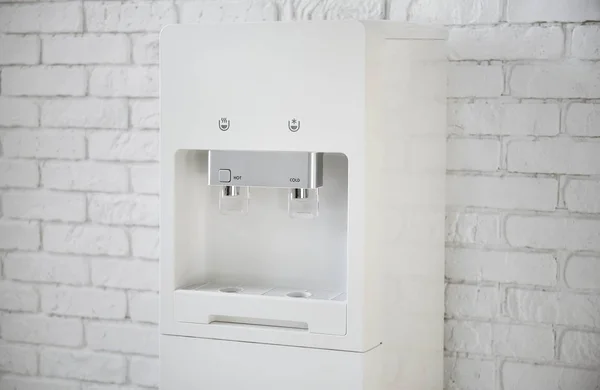 Moderno refrigerador de agua cerca de pared de ladrillo —  Fotos de Stock