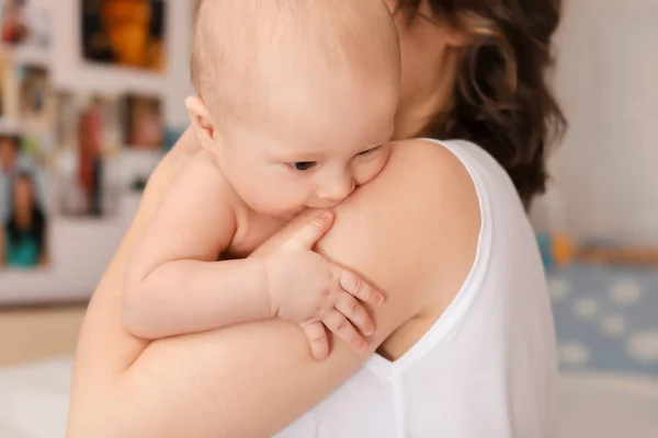 Νεαρή μητέρα με το χαριτωμένο μικρό μωρό στο σπίτι — Φωτογραφία Αρχείου