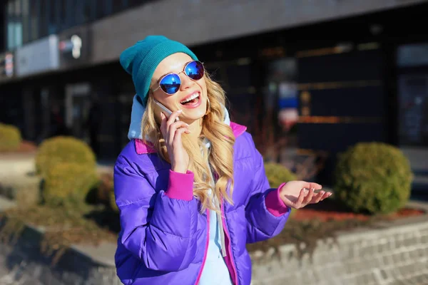 Junge Frau in stylischem Outfit telefoniert im Freien — Stockfoto