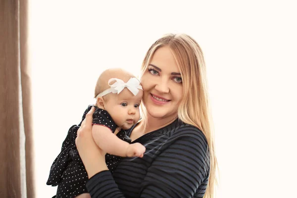 Jovem mãe com seu bebê em casa — Fotografia de Stock