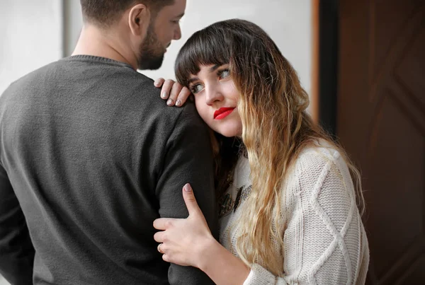 Genç kadın sevgilisi kapalı sarılma — Stok fotoğraf