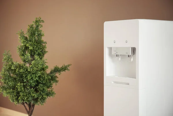现代水冷器与彩色墙体附近的植物 — 图库照片