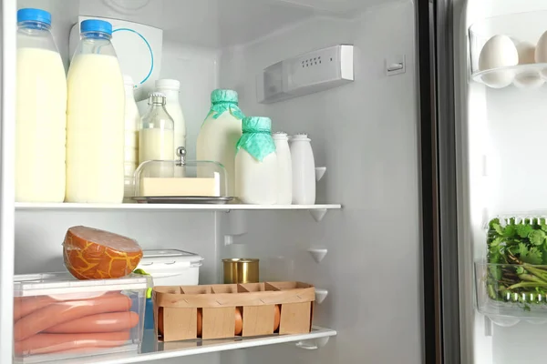 最新の冷蔵庫の多くの異なる新鮮な製品 — ストック写真