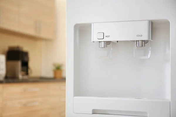 Mutfak modern su soğutucu — Stok fotoğraf