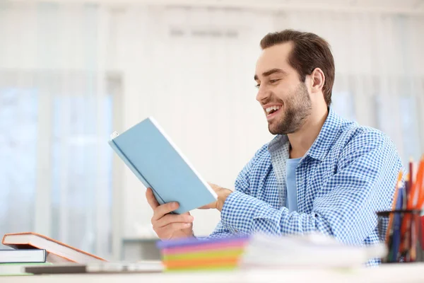 Studente che studia a tavola al chiuso — Foto Stock