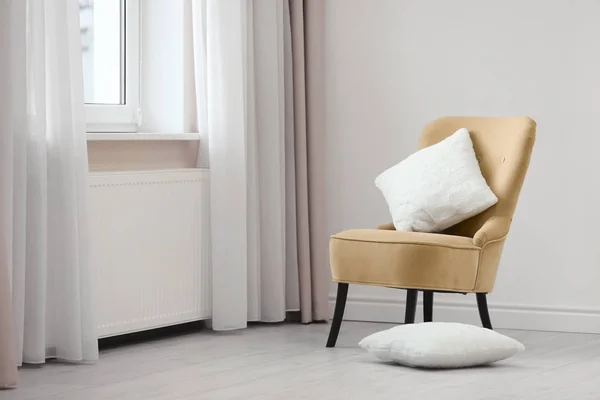 Мягкая подушка на кресле в номере — стоковое фото