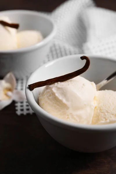 Tigela com delicioso sorvete de baunilha na mesa — Fotografia de Stock