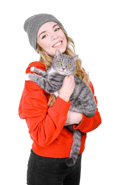 Retrato de mulher jovem com gato no fundo branco. Dono de animais — Fotografia de Stock