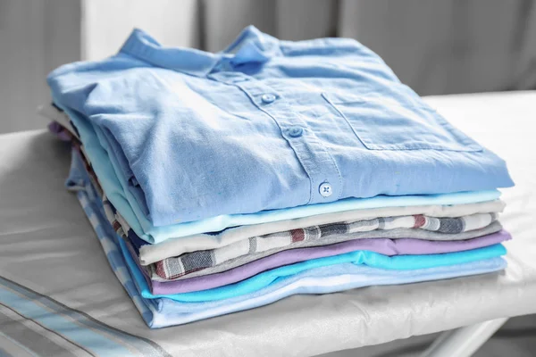 Pile Linge Sur Planche Repasser Intérieur — Photo