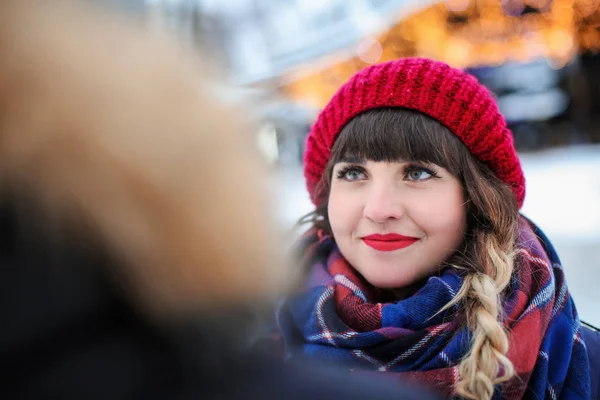 Jeune femme souriant à son petit ami à l'extérieur le jour de l'hiver — Photo