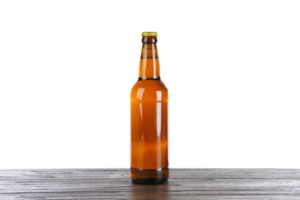 Bottiglia di vetro di birra sul tavolo contro sfondo bianco — Foto Stock