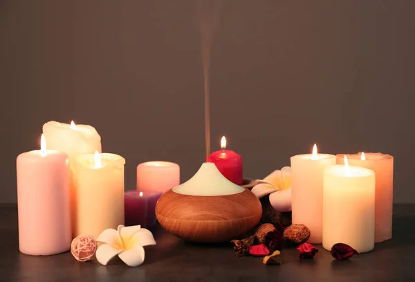 Lampada aromatica e candele sul tavolo — Foto Stock