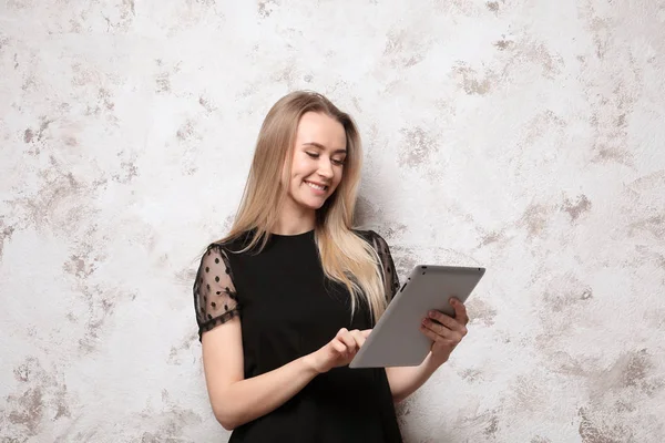 Donna che utilizza tablet computer su sfondo a colori — Foto Stock