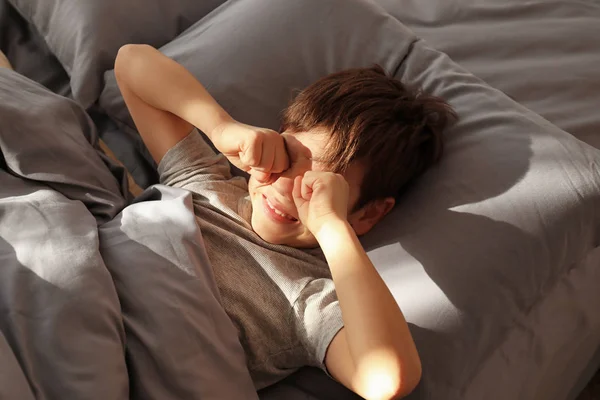 Lindo niño despertando en la mañana en casa — Foto de Stock