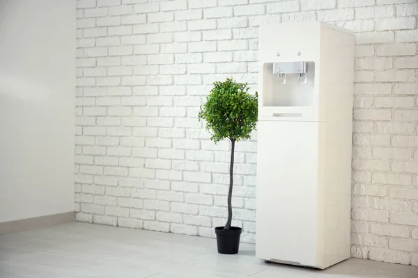 Moderno refrigerador de agua cerca de pared de ladrillo —  Fotos de Stock