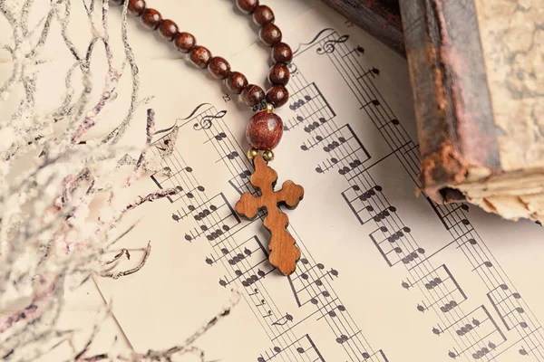 Croix en bois sur partition musicale — Photo