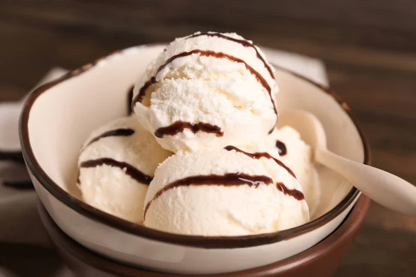 Cuenco con delicioso helado de vainilla en la mesa, primer plano —  Fotos de Stock