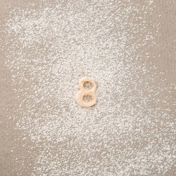 Figura OCHO hecha de masa cruda sobre harina — Foto de Stock