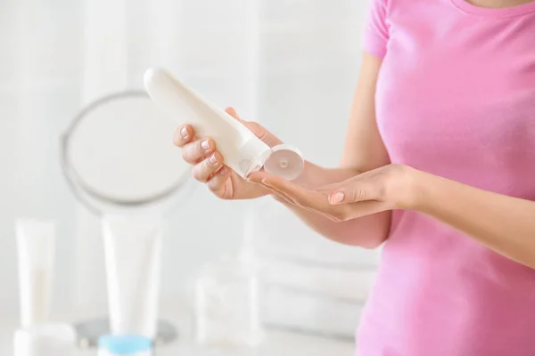 Mujer aplicando crema corporal sobre la piel, primer plano — Foto de Stock