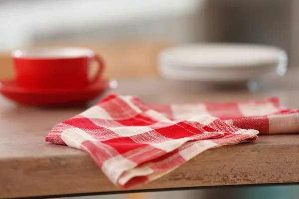 Asciugamano da cucina pulito sul tavolo, primo piano — Foto Stock