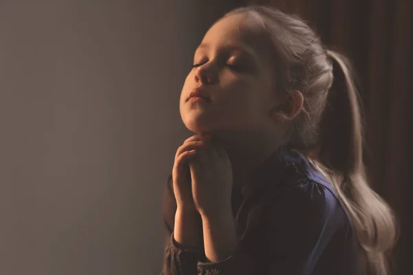 Religiosa chica cristiana rezando en el interior — Foto de Stock