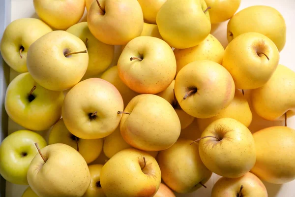 Sabrosas manzanas amarillas maduras como fondo — Foto de Stock