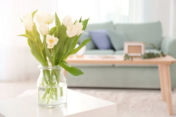 Vase mit Tulpenstrauß auf Wohnzimmertisch — Stockfoto