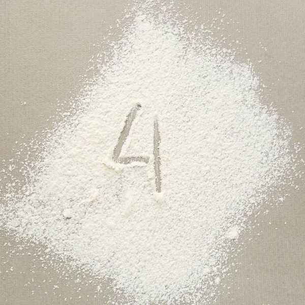 Abbildung vier auf Mehl geschrieben — Stockfoto