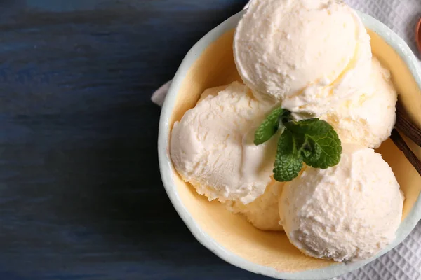 Masada lezzetli vanilyalı dondurma ile kase — Stok fotoğraf