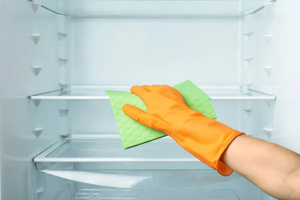 Mujer Limpiando Refrigerador Con Trapo Primer Plano — Foto de Stock
